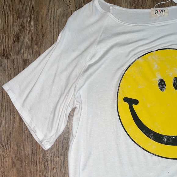 Smiley Face oversized Tee😊 - Picture 4 of 4